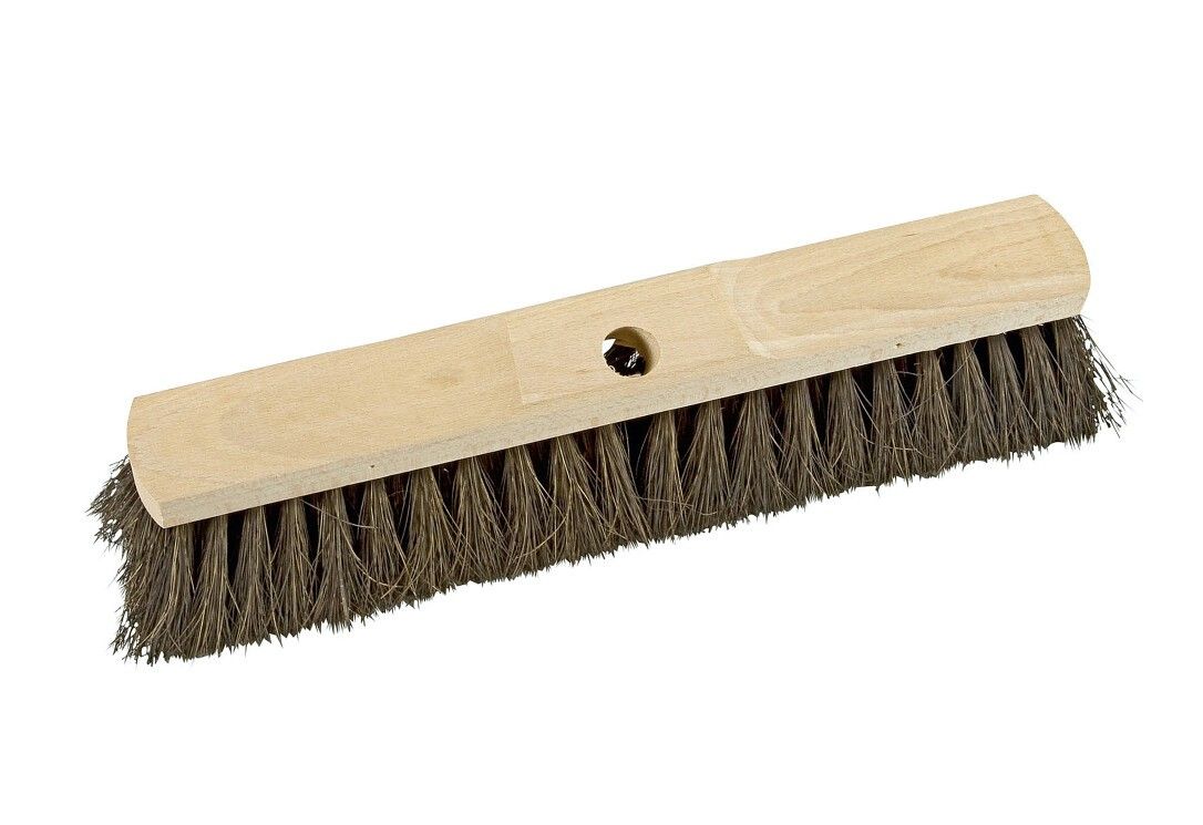Holzbesen mit Rosshaarborsten. Rechteckiger Holzkörper mit Loch. Borsten in Braun. Perspektivische Ansicht.