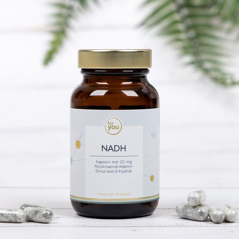 Braune Glasflasche mit goldfarbenem Deckel. Etikett "for you" und "NADH". Kapseln daneben.