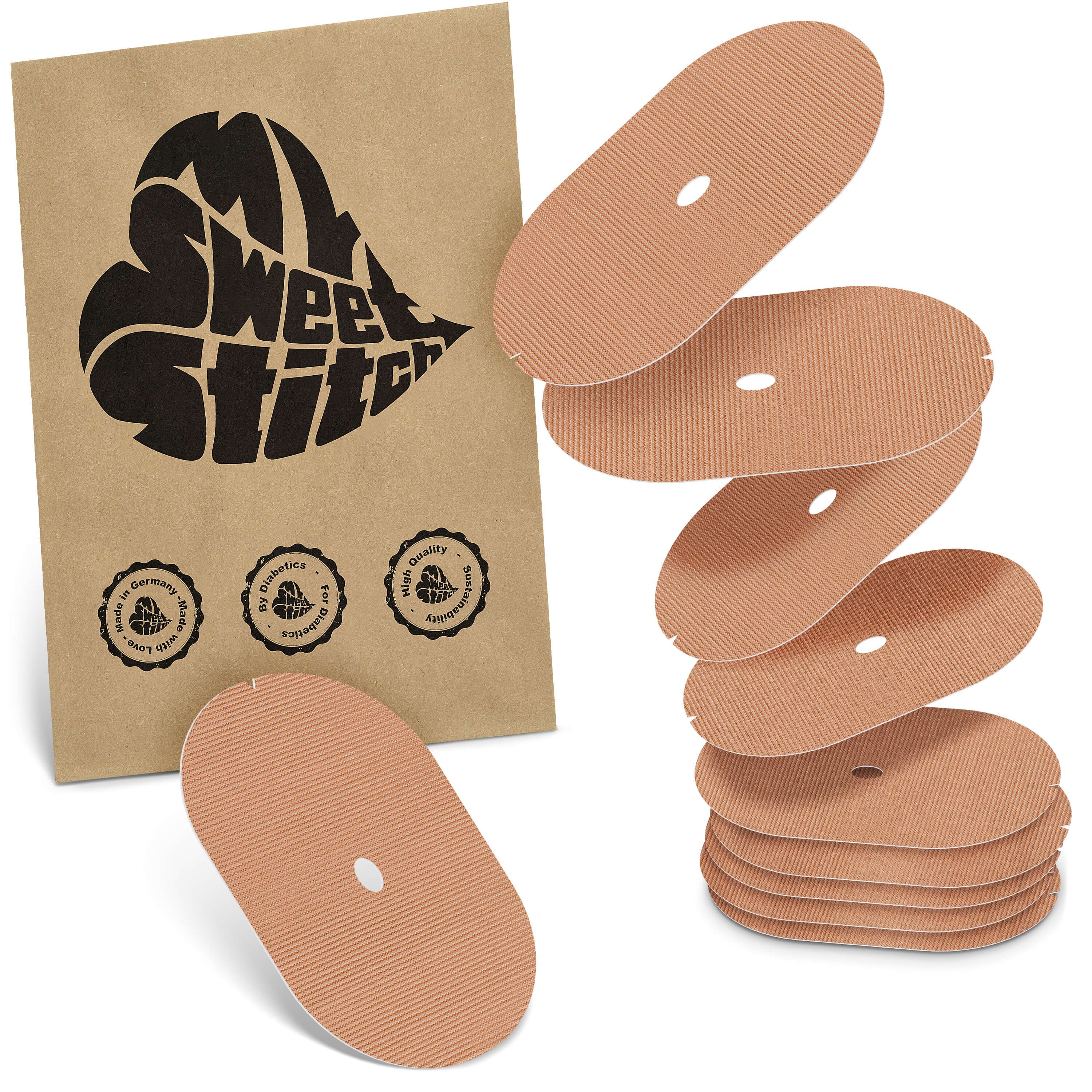 Braune Papierverpackung mit Logo. Daneben ovale Pflaster mit Loch. Mehrere Pflaster gestapelt.