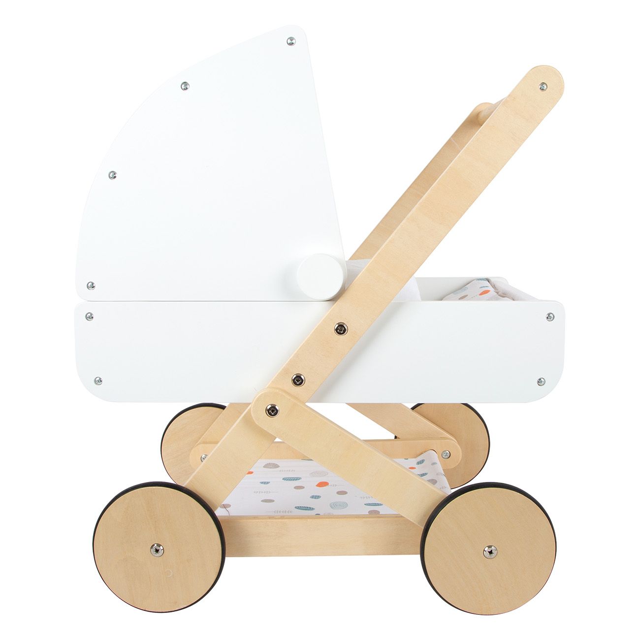 Weißes Puppenbett mit Holzrahmen und Rädern. Seitliche Ansicht. Stoff mit bunten Punkten im Inneren.