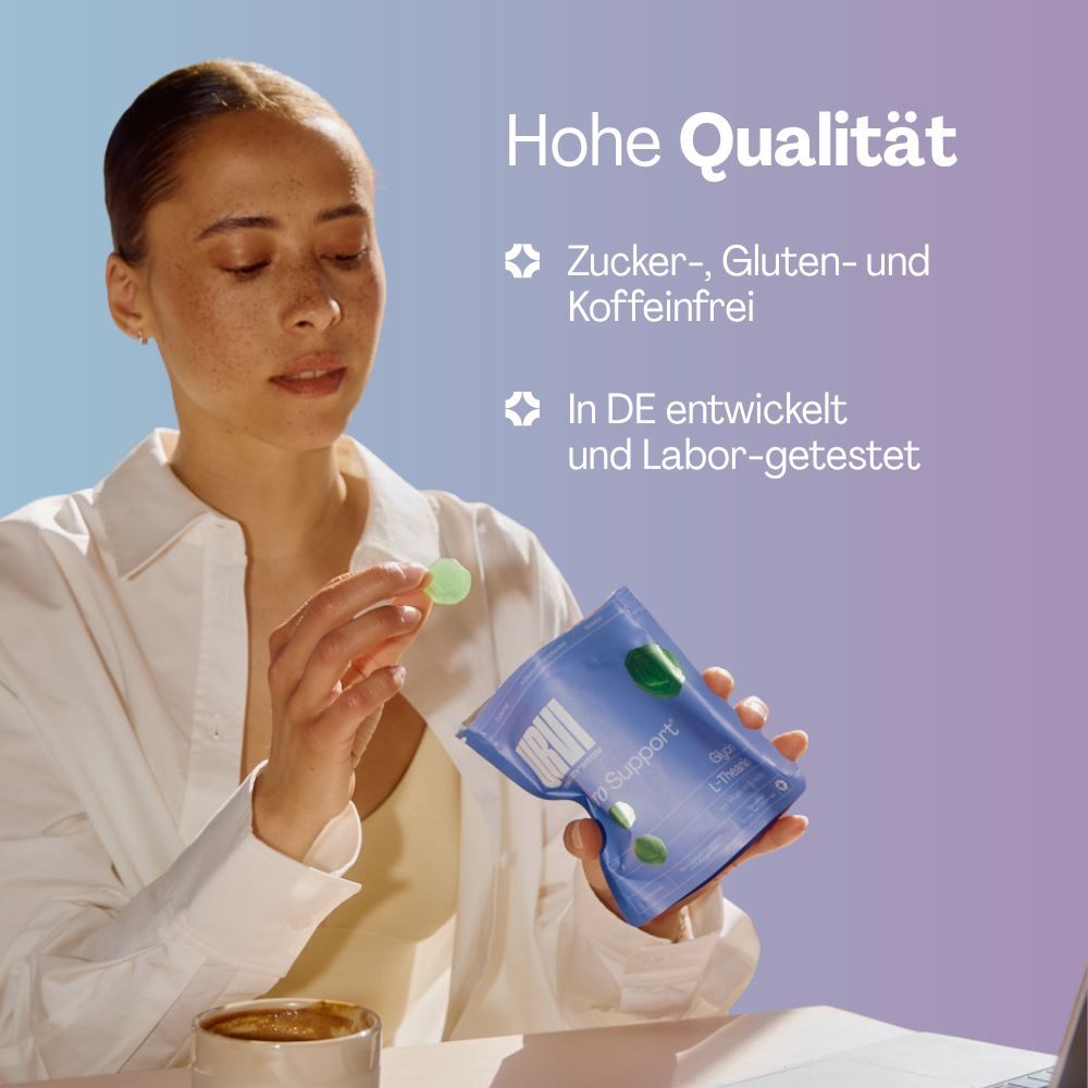 Frau hält Beutel URVI Neuro Support. Lila Beutel, grüne Gummies. Text: Zucker-, Gluten- und Koffeinfrei. In DE entwickelt und laborgetestet.