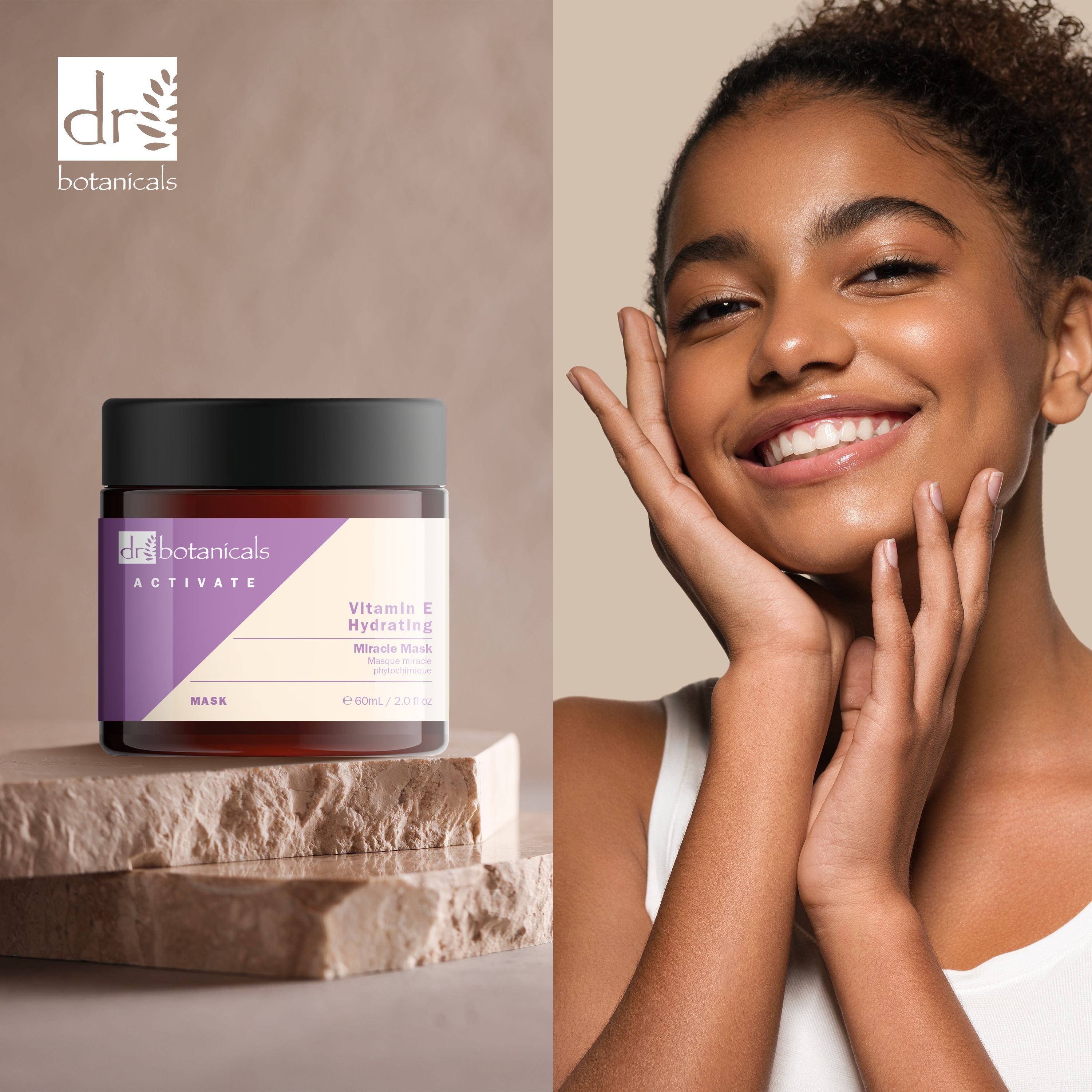 Produkt neben lächelnder Frau. Aufschrift: Dr Botanicals, Activate, Vitamin E Hydrating Miracle Mask. Produkt auf Steinblöcken.
