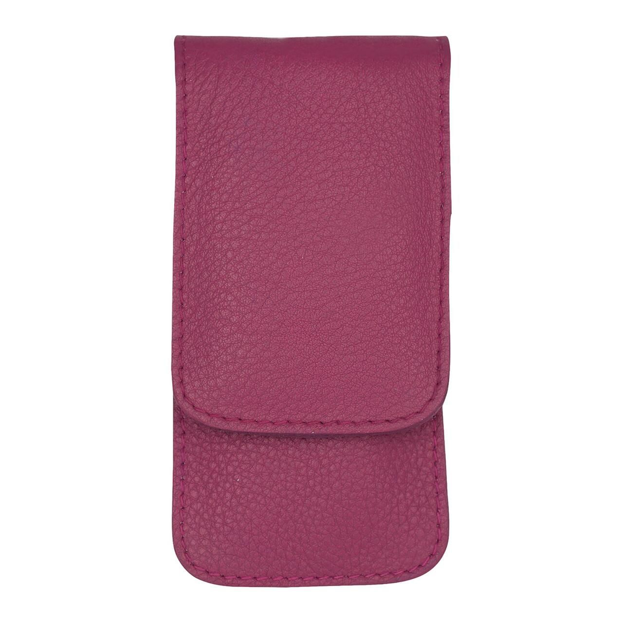 Taschen-Etui aus Leder, pinkfarben, mit Klappe. Geschlossen. Genarbtes Leder. Rechteckige Form.