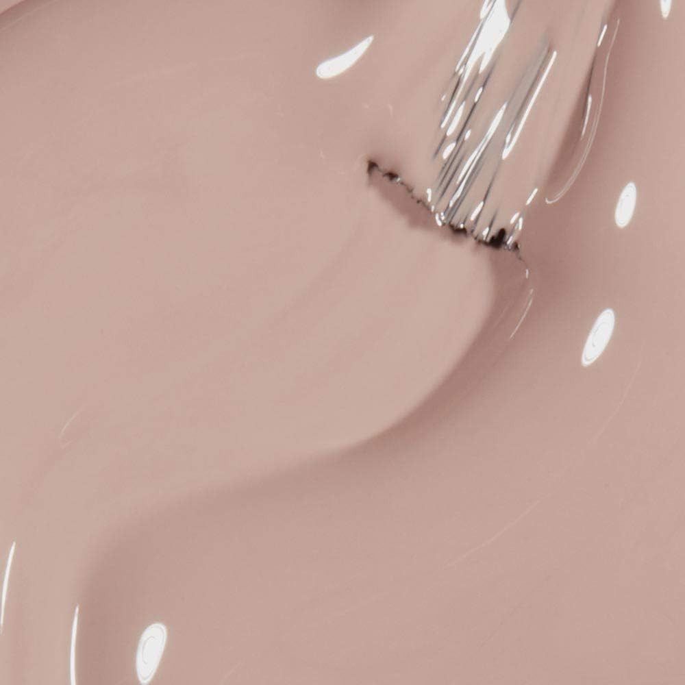 Nagellack-Applikator in beigefarbener Flüssigkeit. Pinselspitze mit Lack benetzt. Nahaufnahme.