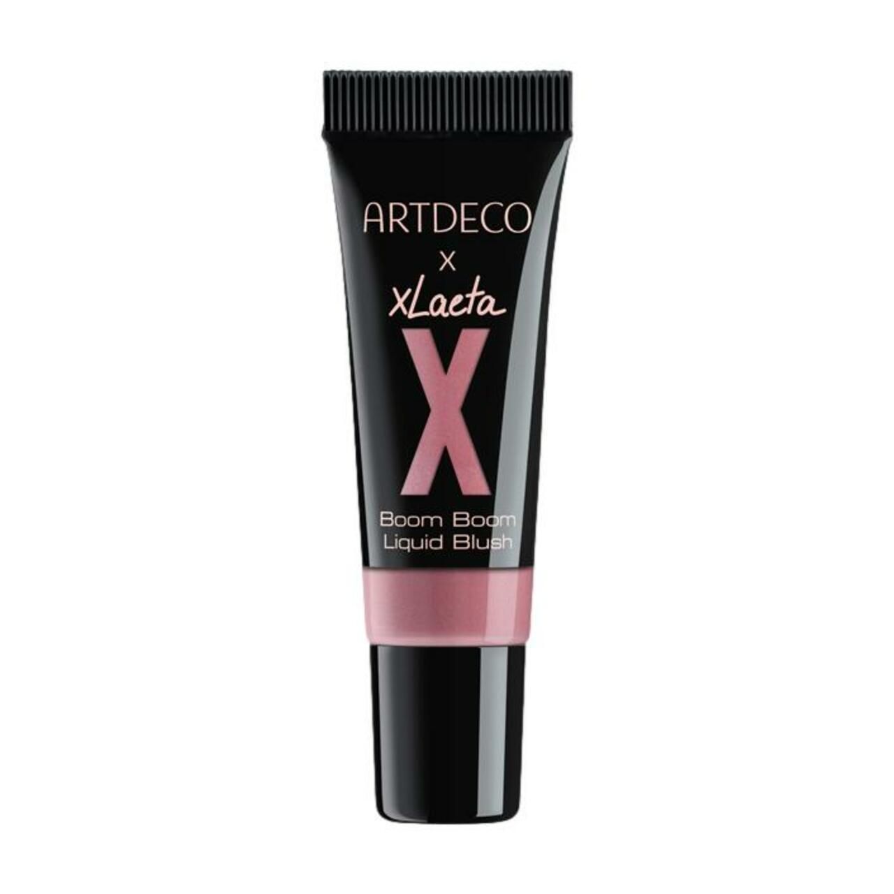 Schwarze Tube mit Produkt. Aufschrift: ARTDECO x Xlacta, Boom Boom Liquid Blush. Rosa Produkt sichtbar.
