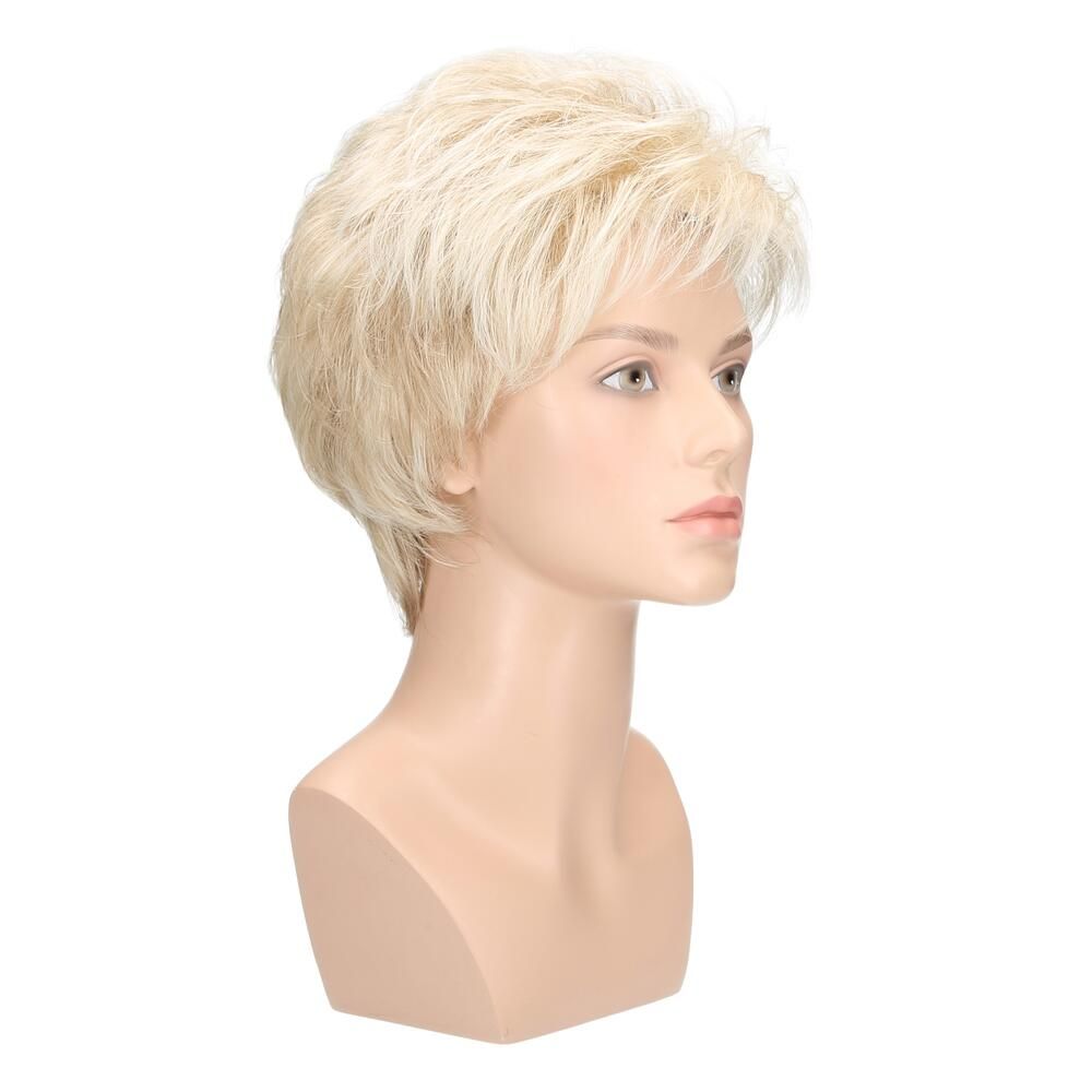 Blonde Perücke auf einem Schaufensterkopf. Kurzer, gestufter Schnitt. Dreiviertelansicht.