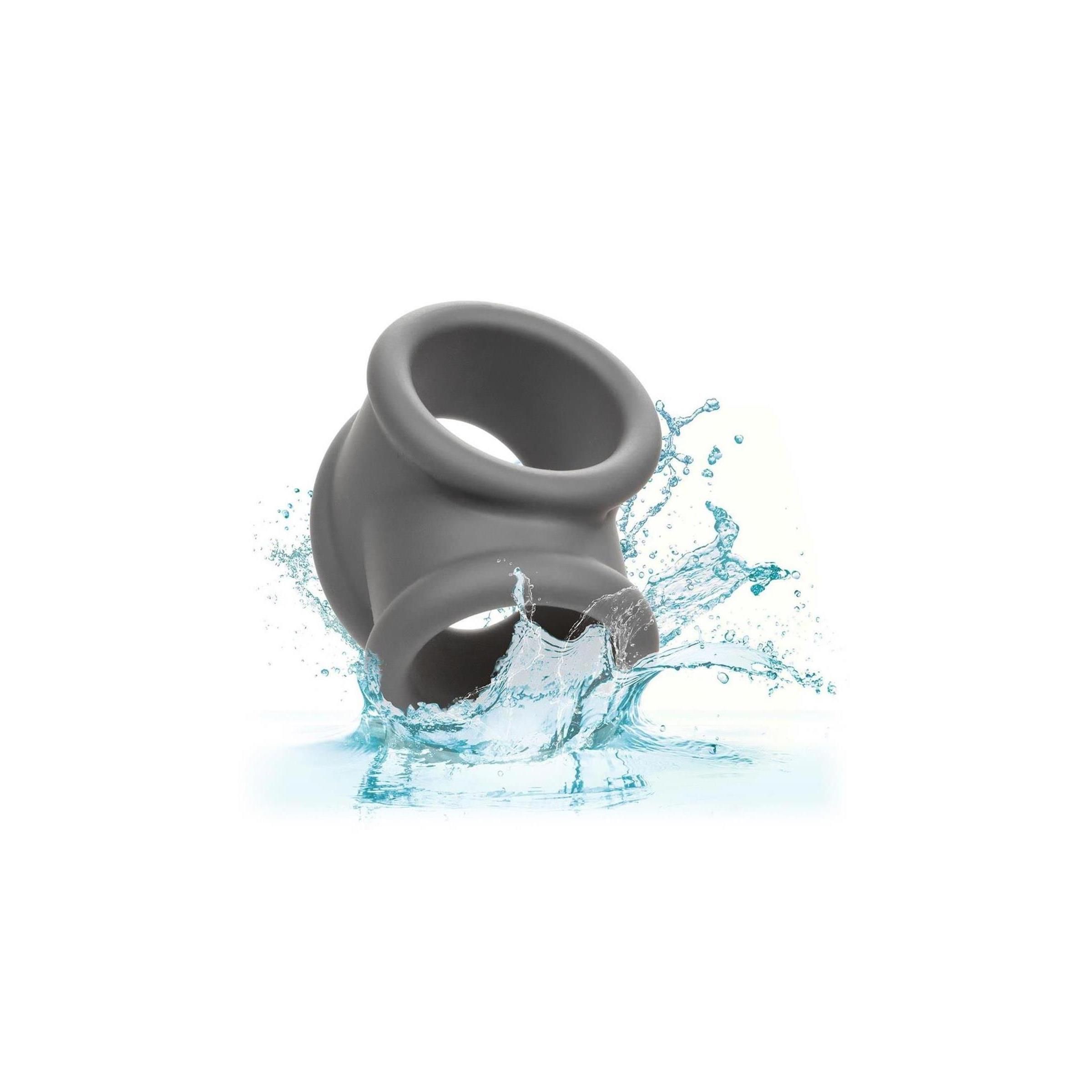 Grauer Silikonring im Wasser. Wasser spritzt um den Ring herum.