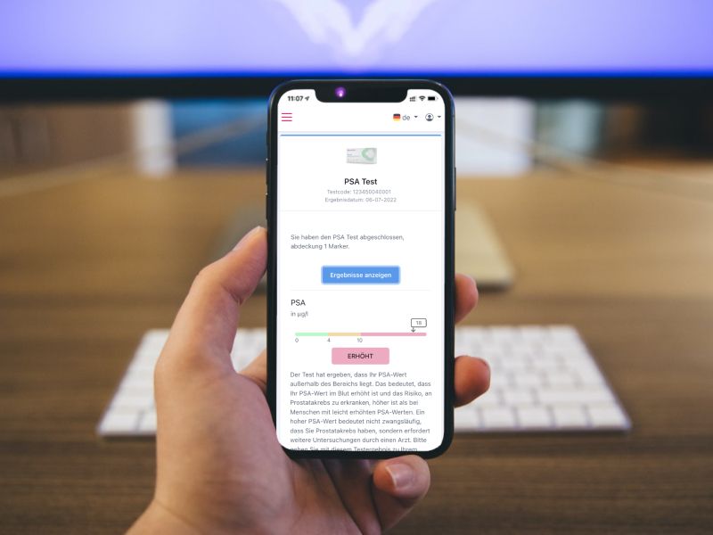 Smartphone mit PSA-Testergebnis-App. Anzeige von Testergebnissen und medizinischen Informationen.