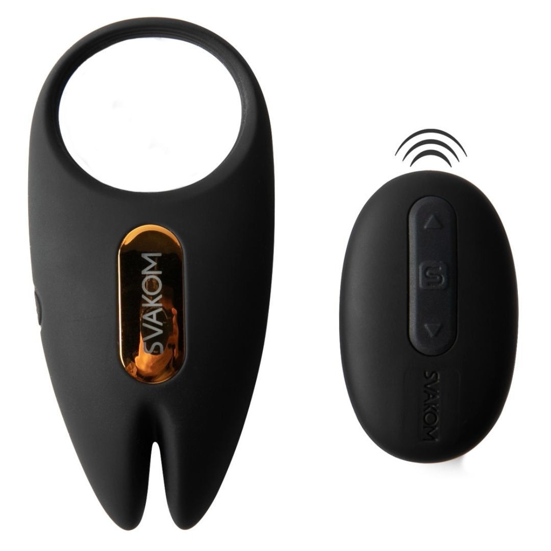 Schwarzes Wellness-Produkt mit Ring und Fernbedienung. Goldfarbenes Logo SVAKOM. Fernbedienung mit Tasten.
