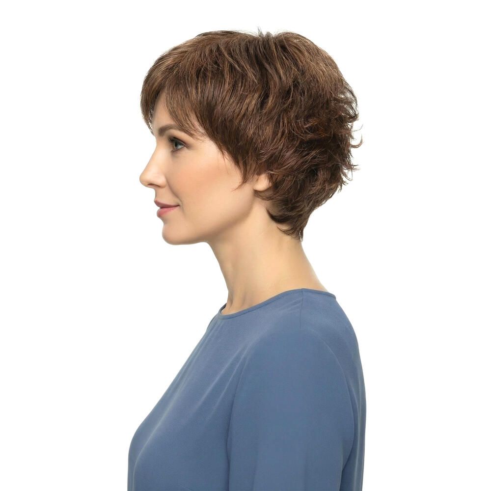 Kurzhaarperücke, braun, gewellt, mit Pony. Frau mit blauem Oberteil, Seitenansicht.