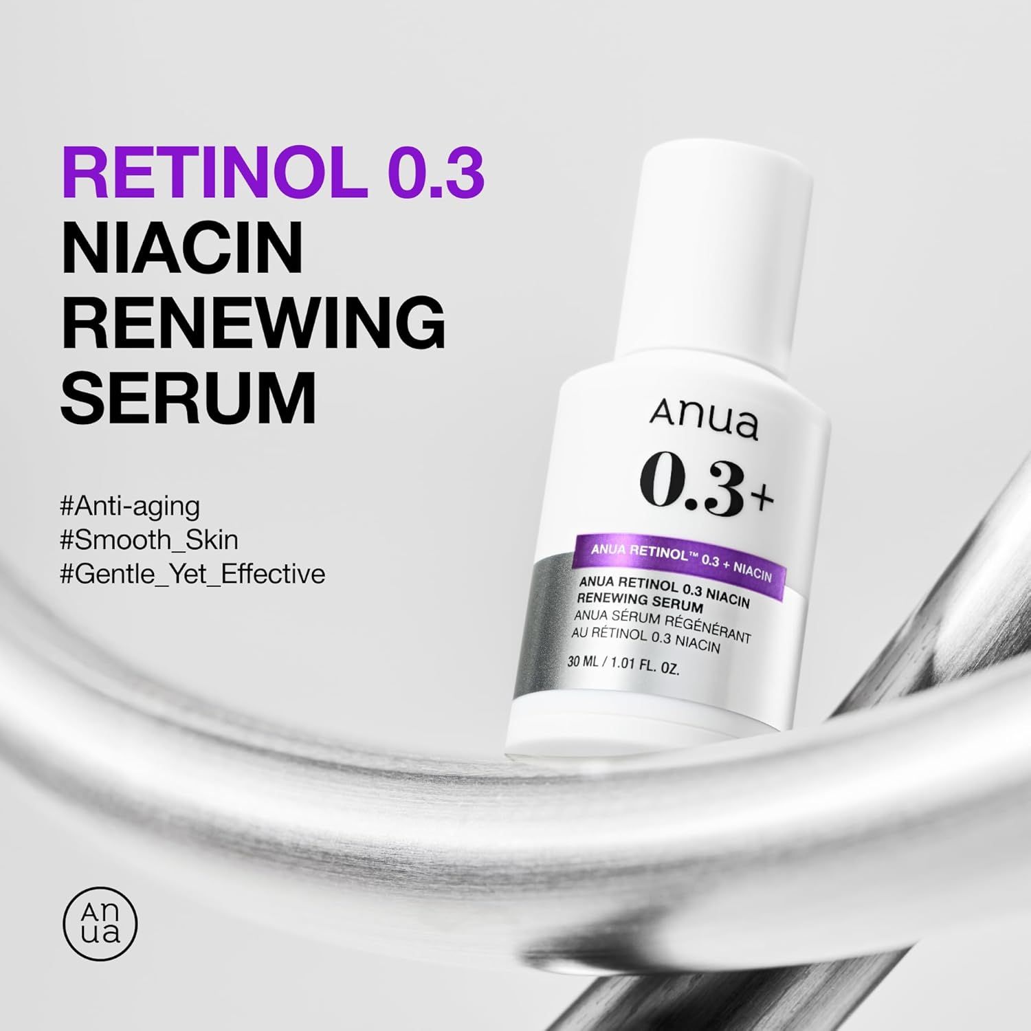 Weiße Flasche mit silbernem Deckel. Aufschrift: Anua 0.3+ Retinol Niacin Renewing Serum. Lila Etikett. Auf silbernem Hintergrund.