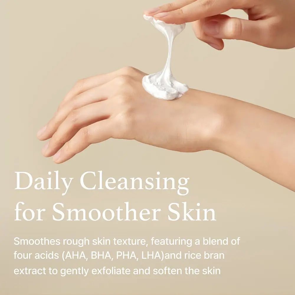Hand mit weißem Schaum. Text: 'Daily Cleansing for Smoother Skin'.