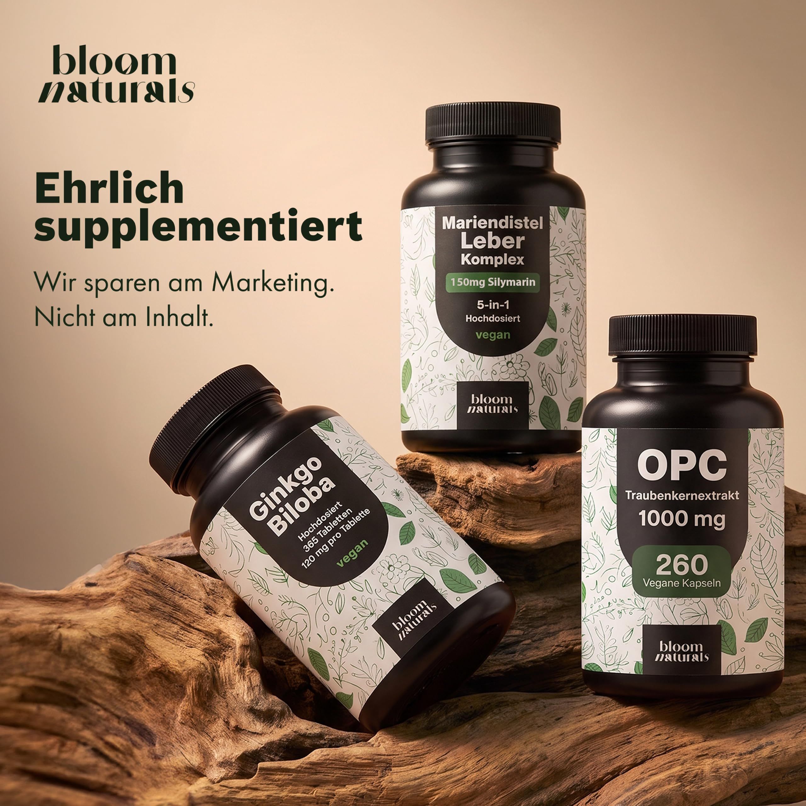 Drei Bloom Naturals Kapselbehälter: Leber Komplex, Ginkgo Biloba, OPC. Auf Holz arrangiert.