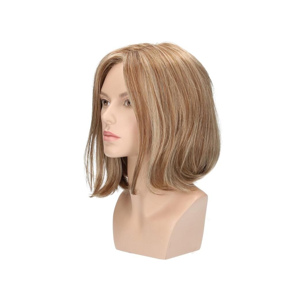 Perücke Niki von Lofty auf einem Schaufensterkopf. Blond mit helleren Strähnen. Seitenansicht, mittellang.
