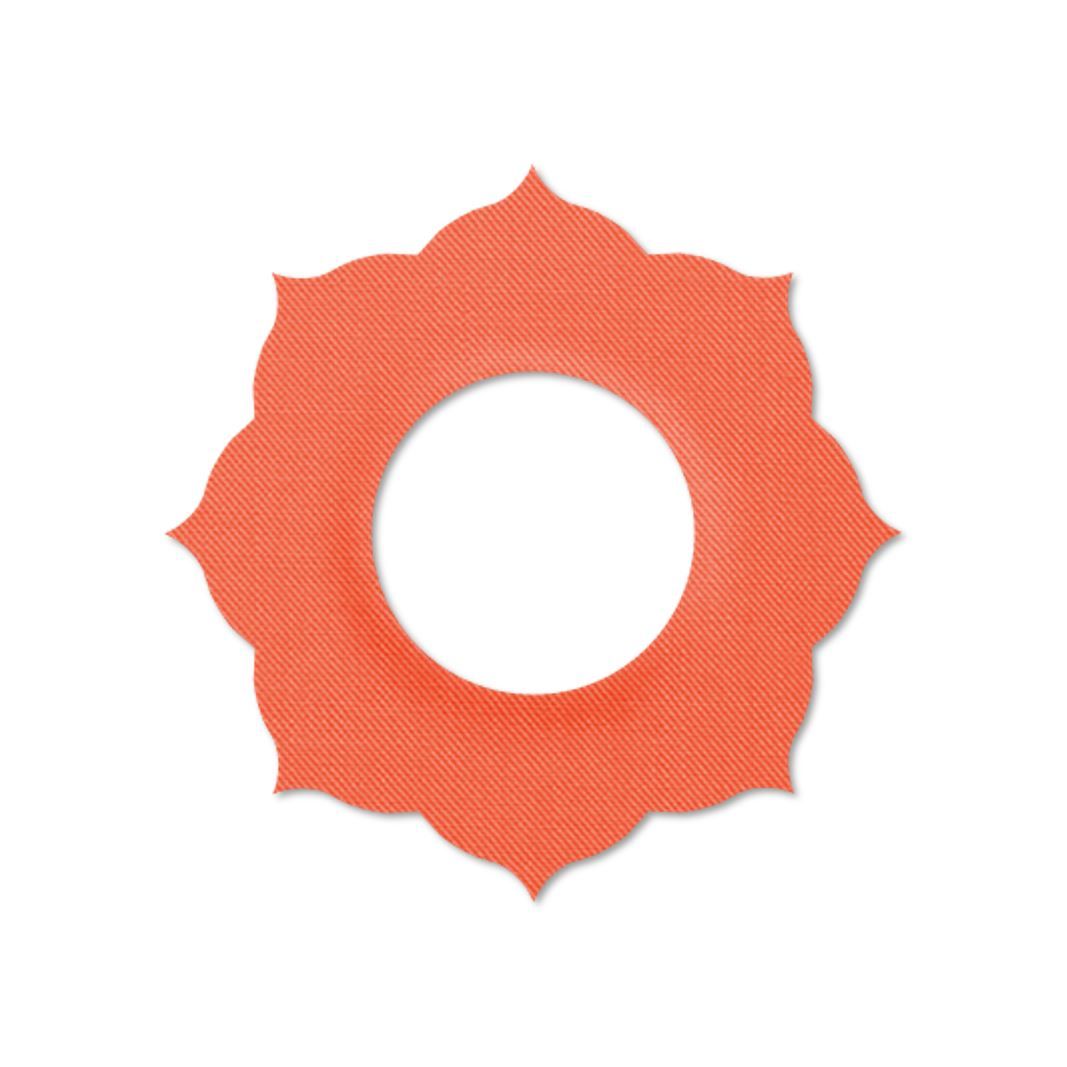 Orangener, blütenförmiger Ring mit zentralem Loch. Strukturierte Oberfläche.