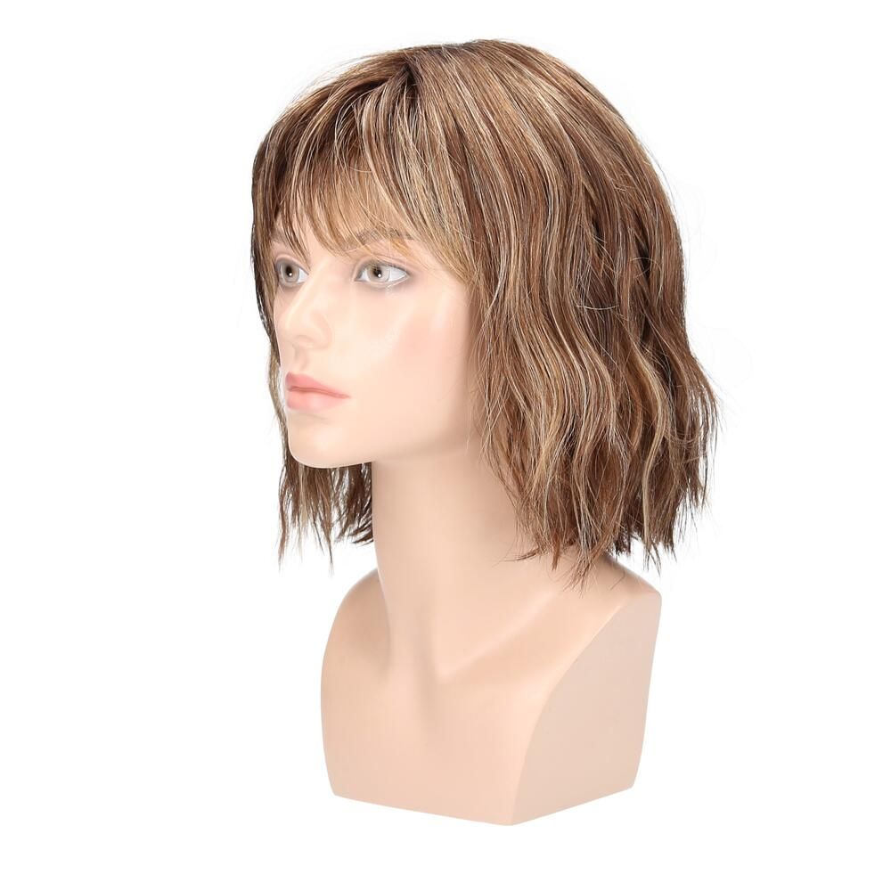 Perücke Miri von trendhair auf einem Schaufensterkopf. Braun-blonde, gewellte Kurzhaarfrisur mit Pony. Seitenansicht.