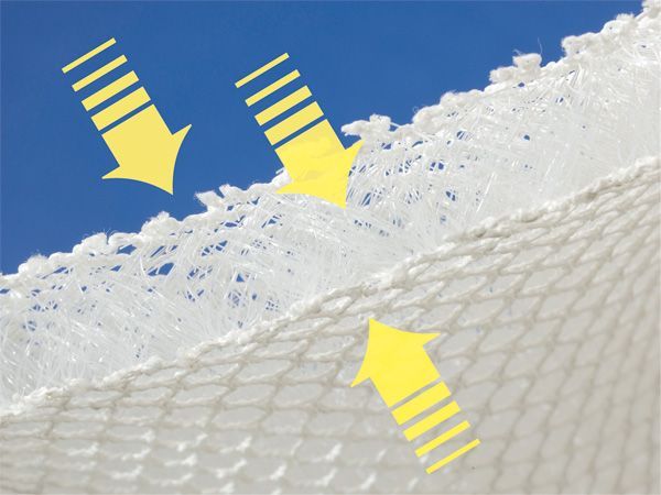 Nahaufnahme des weißen, texturierten Materials. Gelbe Pfeile zeigen auf die Struktur. Blauer Hintergrund.