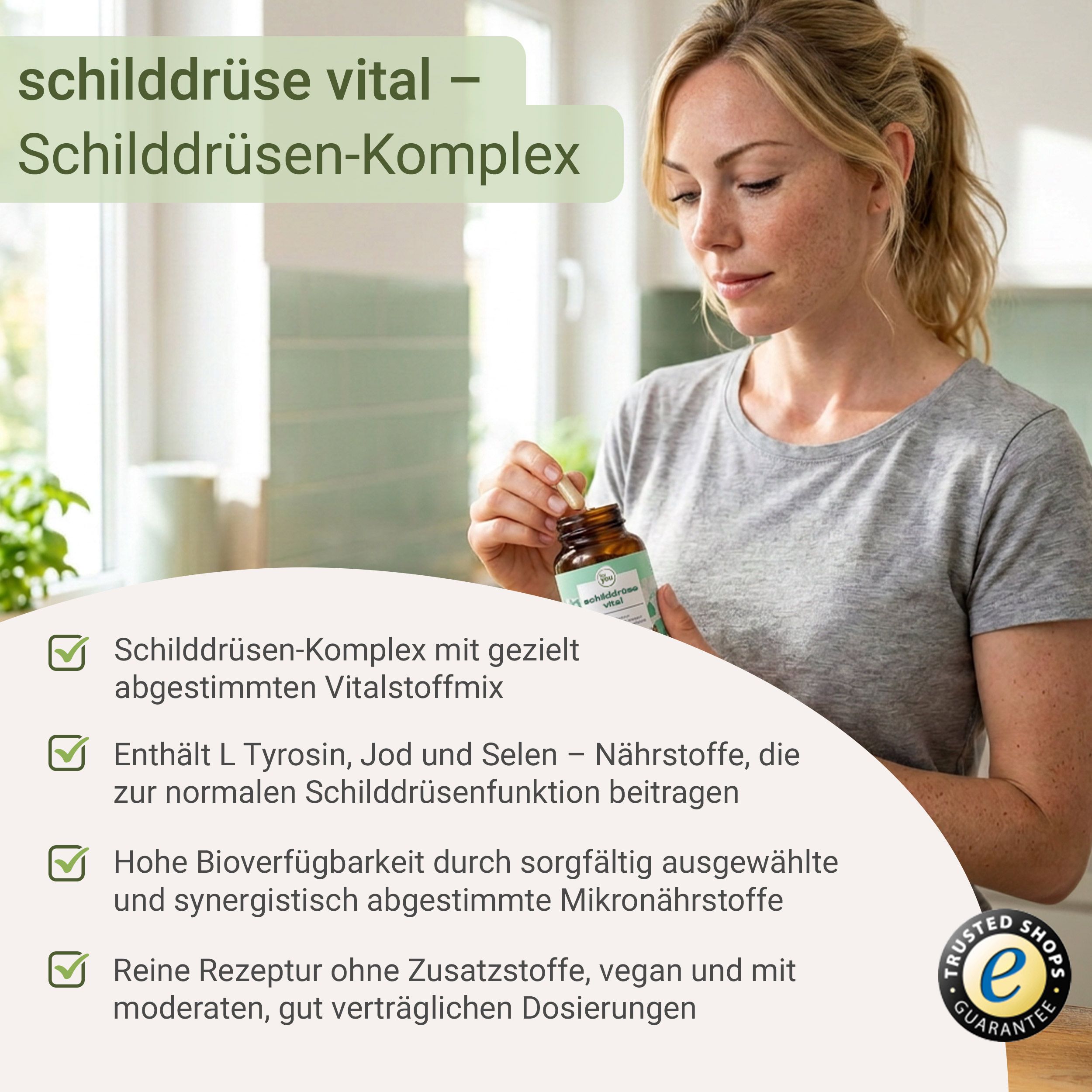 Frau hält eine Flasche Schilddrüse Vital, mit Checklisten und Siegeln.