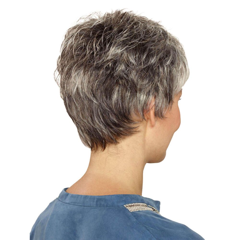 Kurzhaarperücke mit grauen Strähnen. Frau mit blauem Oberteil, Rückansicht.