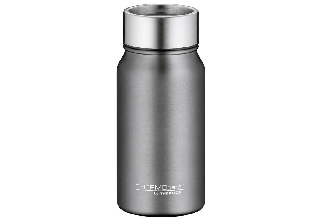 Grauer THERMOcafe Trinkbecher. Zylindrische Form mit silbernem Deckel. Marke THERMOcafe by THERMOS unten.