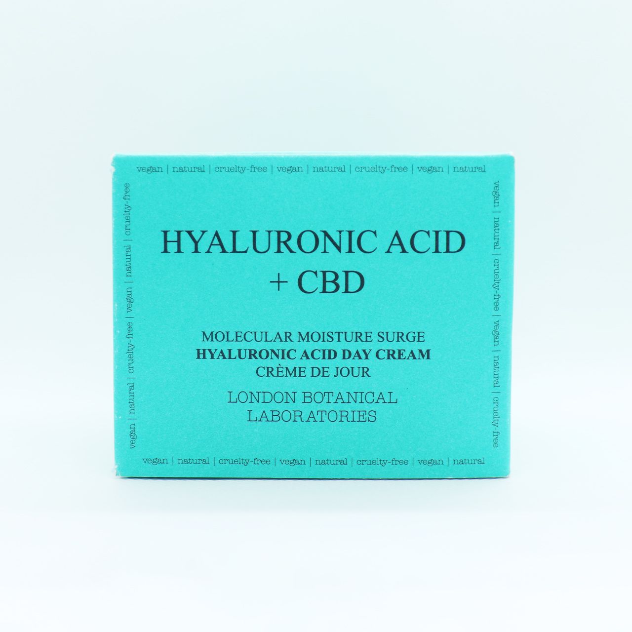 Türkisfarbene Schachtel mit Aufschrift Hyaluronsäure + CBD. Text: Molecular Moisture Surge Hyaluronic Acid Day Cream Crème de Jour. London Botanical Laboratories.