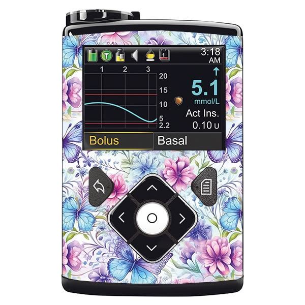 Medizinprodukt mit Display. Oberfläche mit Blumen- und Schmetterlingsmuster. Schwarze Bedienelemente. Anzeige von Werten und Uhrzeit.