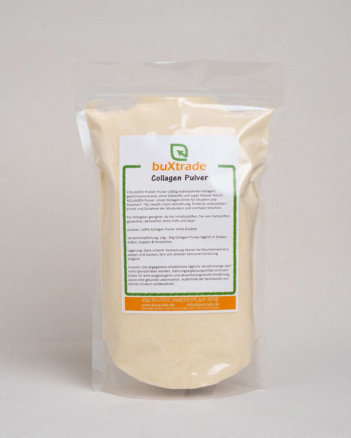 Transparente Tüte mit weißem Pulver. Aufdruck: buXtrade Collagen Pulver. Grüner Rahmen mit Text.