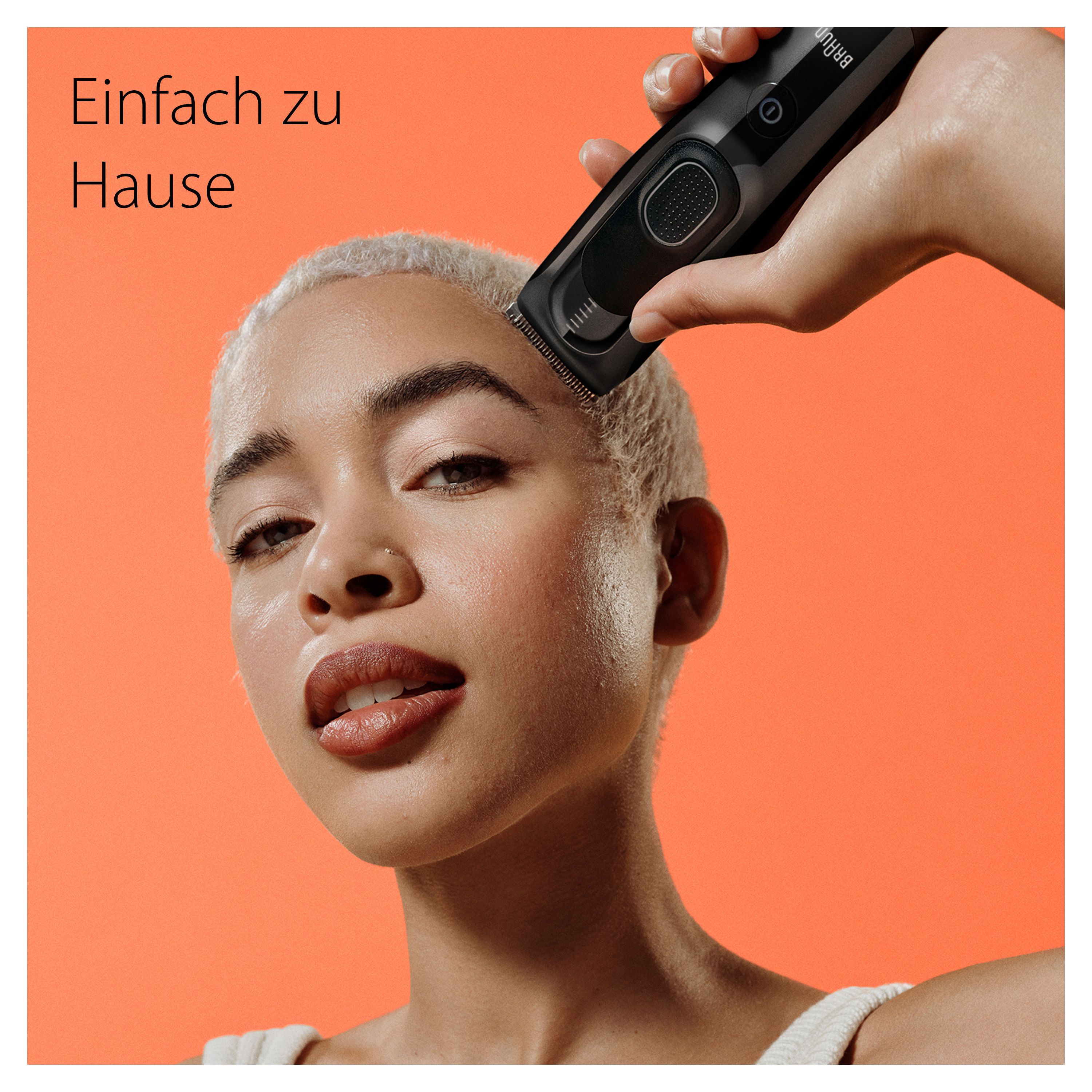 Person demonstriert die Anwendung des Haarschneiders. Die Person schneidet sich die Haare.