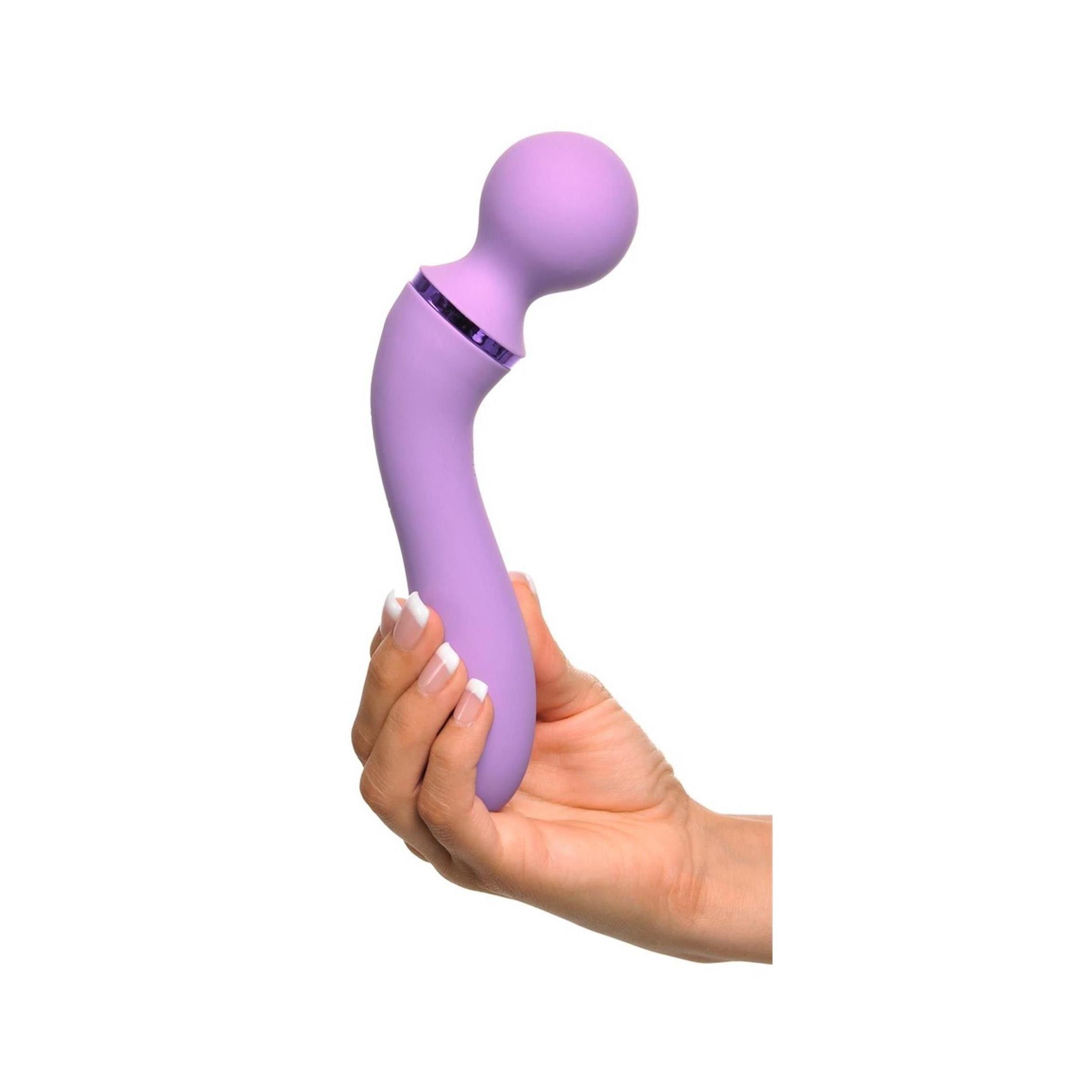 Lila Massagegerät in einer Hand gehalten. Gebogene Form mit rundem Kopf.