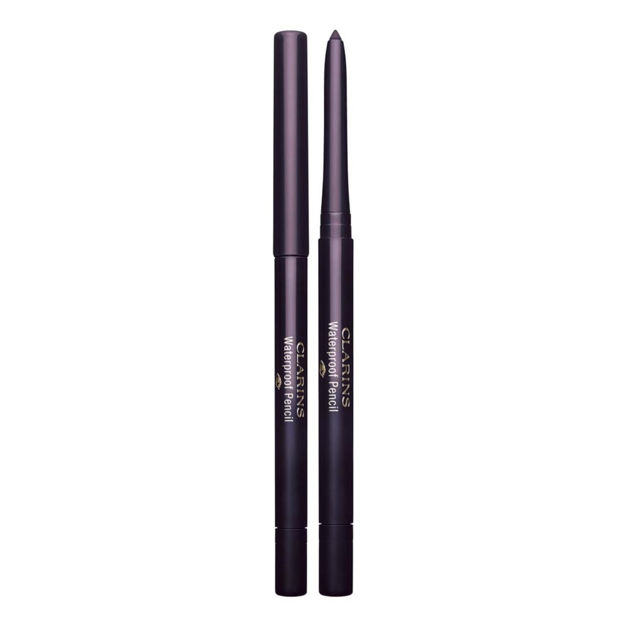 Zwei dunkelviolette Clarins Waterproof Pencils. Aufschrift: Waterproof Pencil.