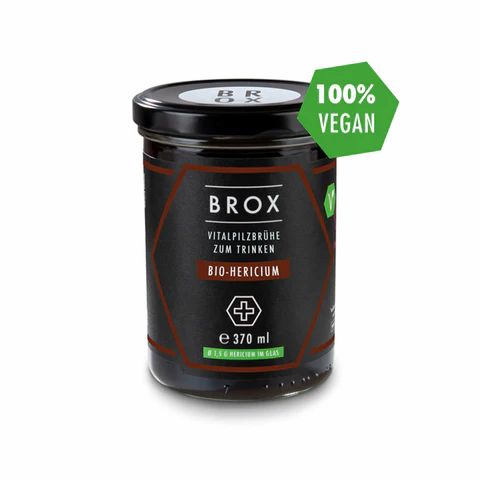 Glas mit schwarzem Etikett. Aufschrift: BROX, Vitalpilzbrühe zum Trinken, Bio-Hericium. 100% Vegan-Siegel.
