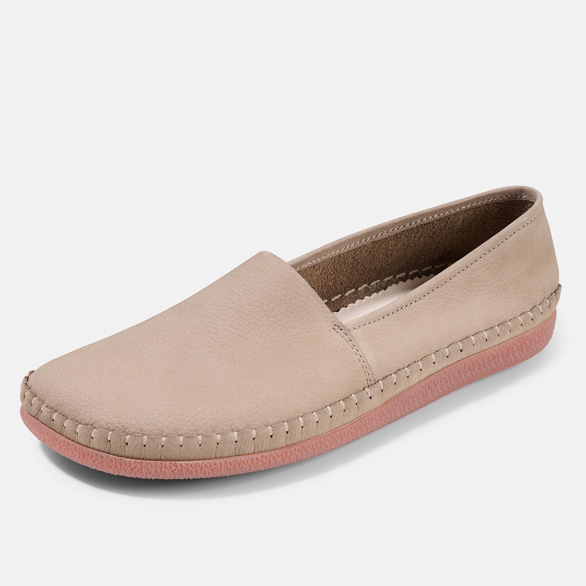 Beigefarbener Unisex-Slipper mit roter Sohle. Sichtbare Nähte. Weite Form.