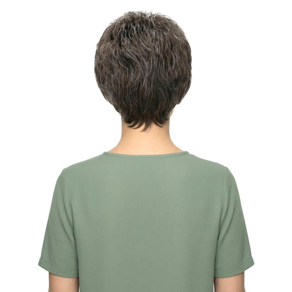Rückansicht einer Kurzhaarperücke mit braun-grauen Strähnen. Frau mit grüner Bluse.