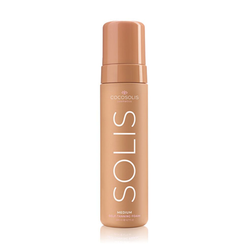 Bräunungsschaum-Flasche, braun. Aufschrift SOLIS und MEDIUM SELF TANNING FOAM. Weißer Hintergrund.