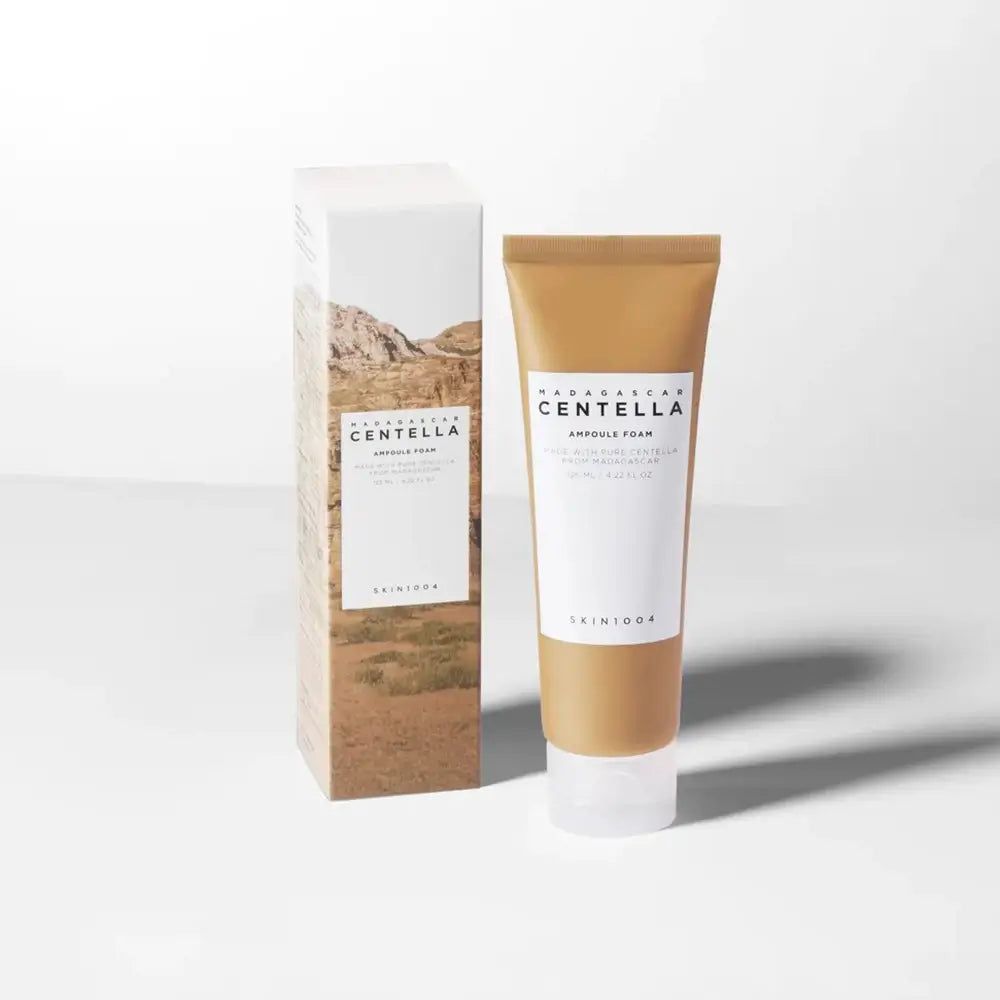 Produkt und Verpackung. Text: MADAGASCAR CENTELLA, AMPULE FOAM, SKIN1004. Auf weißem Hintergrund.