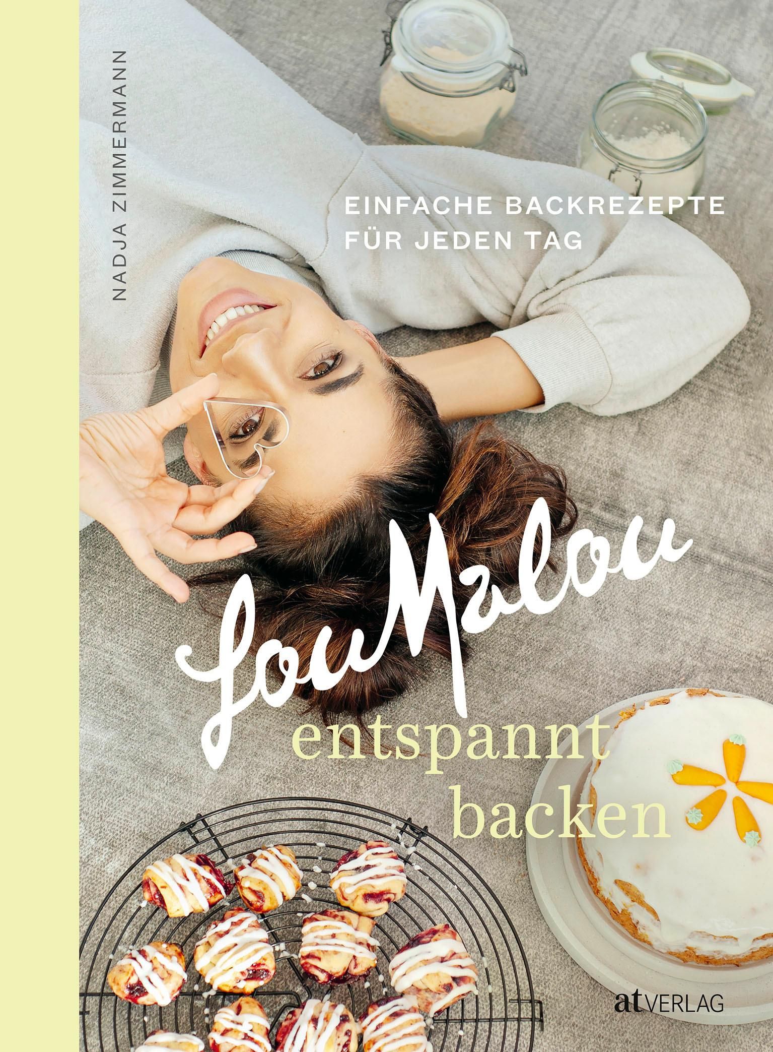 Buchcover mit Titel „entspannt backen“. Frau hält Herz-Ausstecher. Gebäck und Kuchen auf Gitter und Tisch. Text: Einfache Backrezepte für jeden Tag.