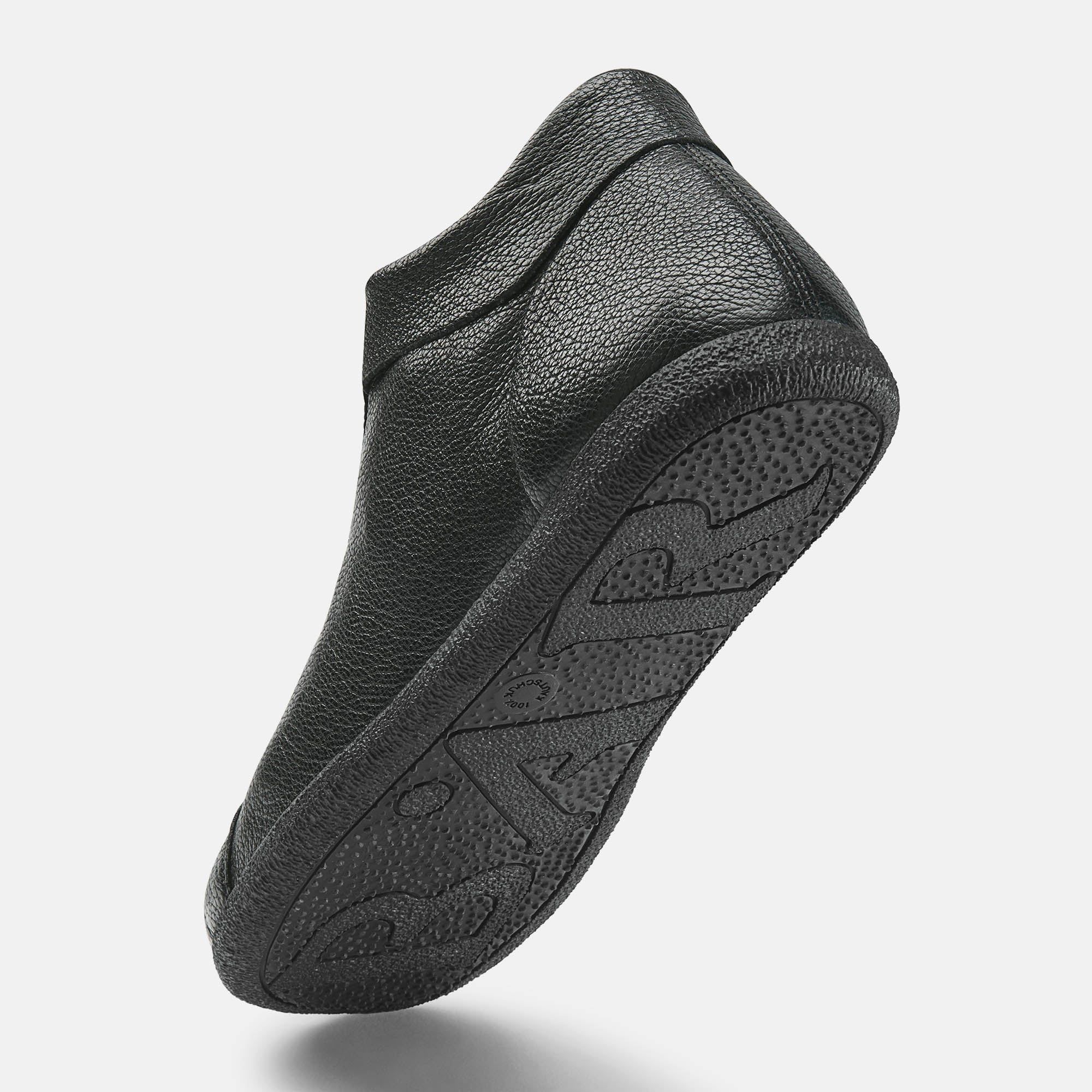 Schwarze Stiefelette, Sohle sichtbar, breite Form. Unteransicht.