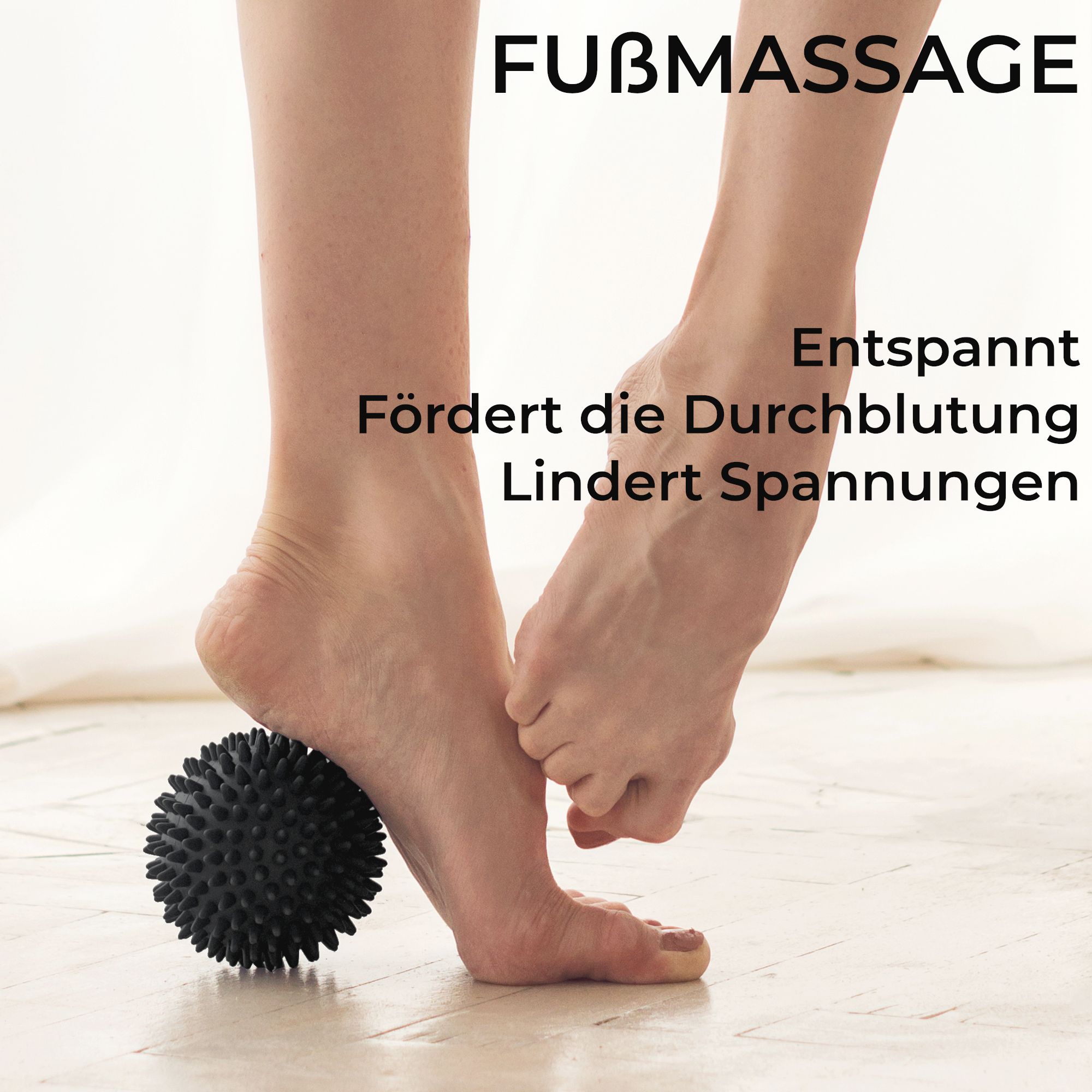 Frau nutzt gelben Duoball für gezielte Rückenmassage.