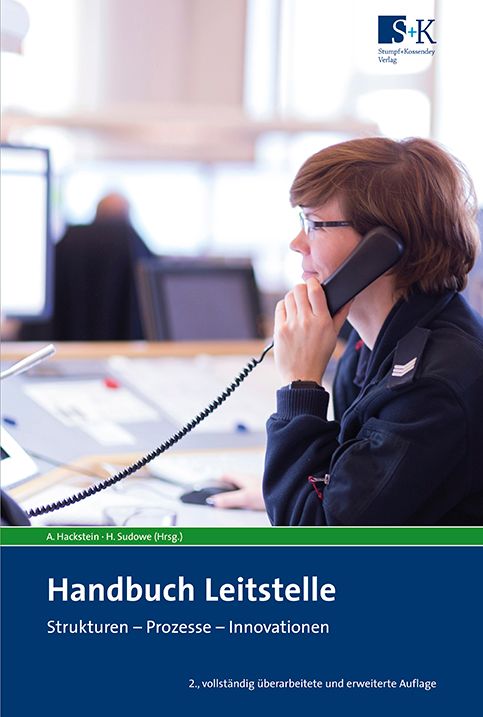 Buchcover: "Handbuch Leitstelle". Titel in Weiß auf blauem Grund. Frau telefoniert. Logo S+K Strunk & Kousenbey Verlag.
