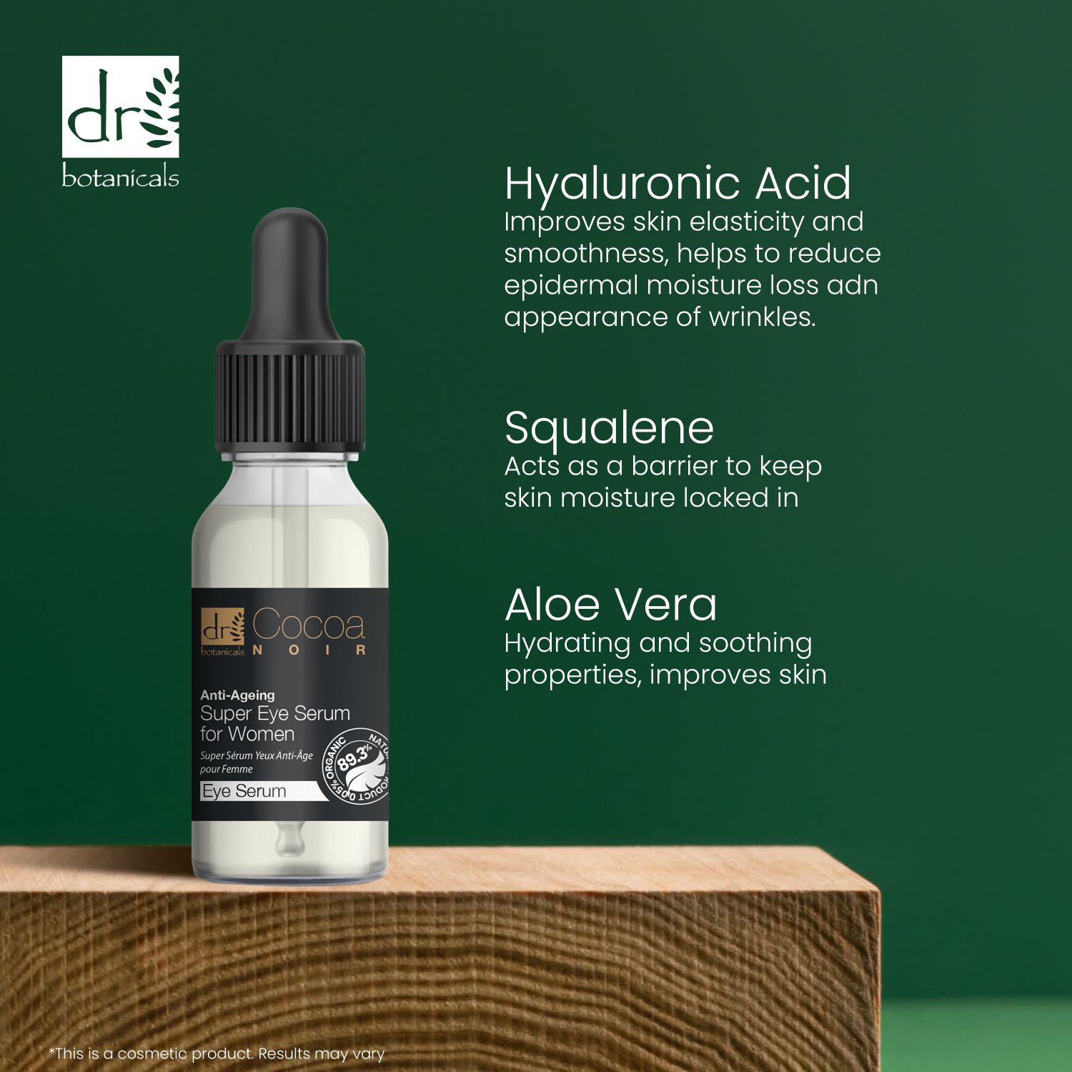 Produkt auf Holzblock mit Text: Hyaluronsäure, Squalan, Aloe Vera. Marke: Dr Botanicals Cocoa Noir. Hintergrund: Grün.