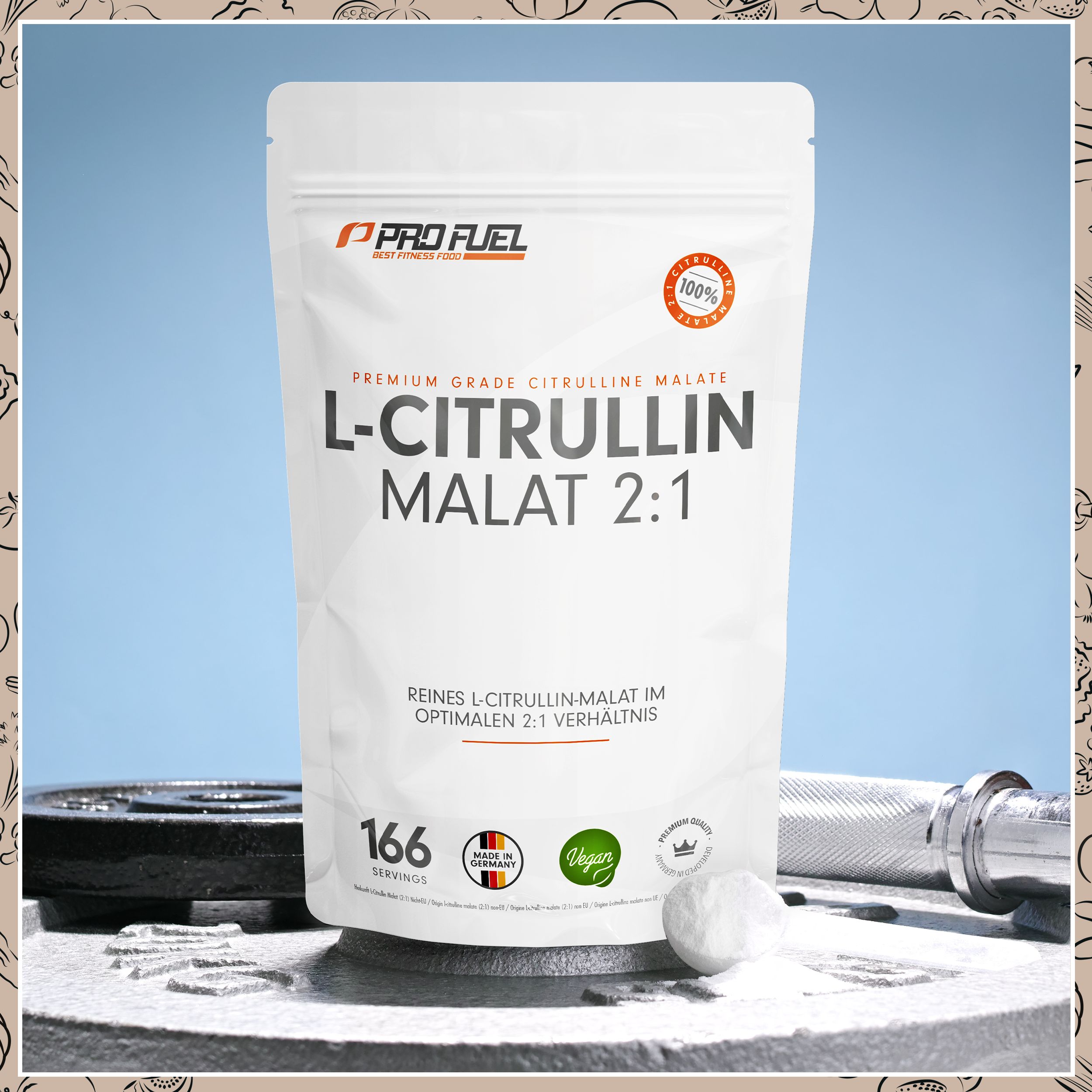 Weißer Beutel mit L-Citrullin Malat 2:1 Pulver. Aufschrift: Premium Grade Citrulline Malate, 166 Portionen, vegan. Im Hintergrund: Hantelscheibe und Hantel.