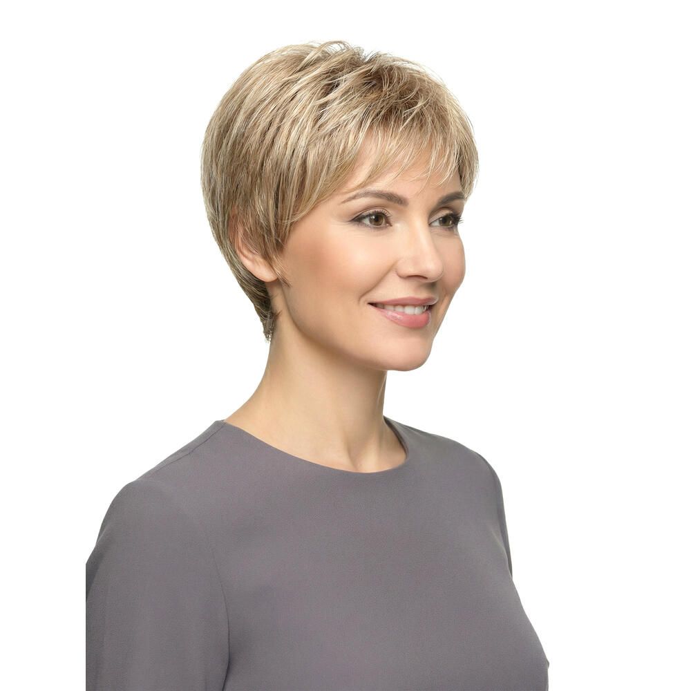 Kurzhaarperücke mit blonden Strähnen. Frau mit grauem Oberteil. Seitenansicht.