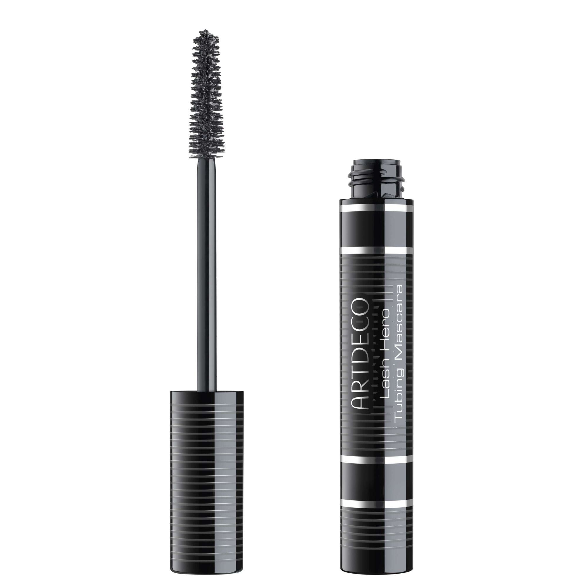 Geöffnete Mascarahülse mit Bürste. Schwarze Hülse mit silbernen Streifen. Text: Artdeco Lash Hero Tubing Mascara.