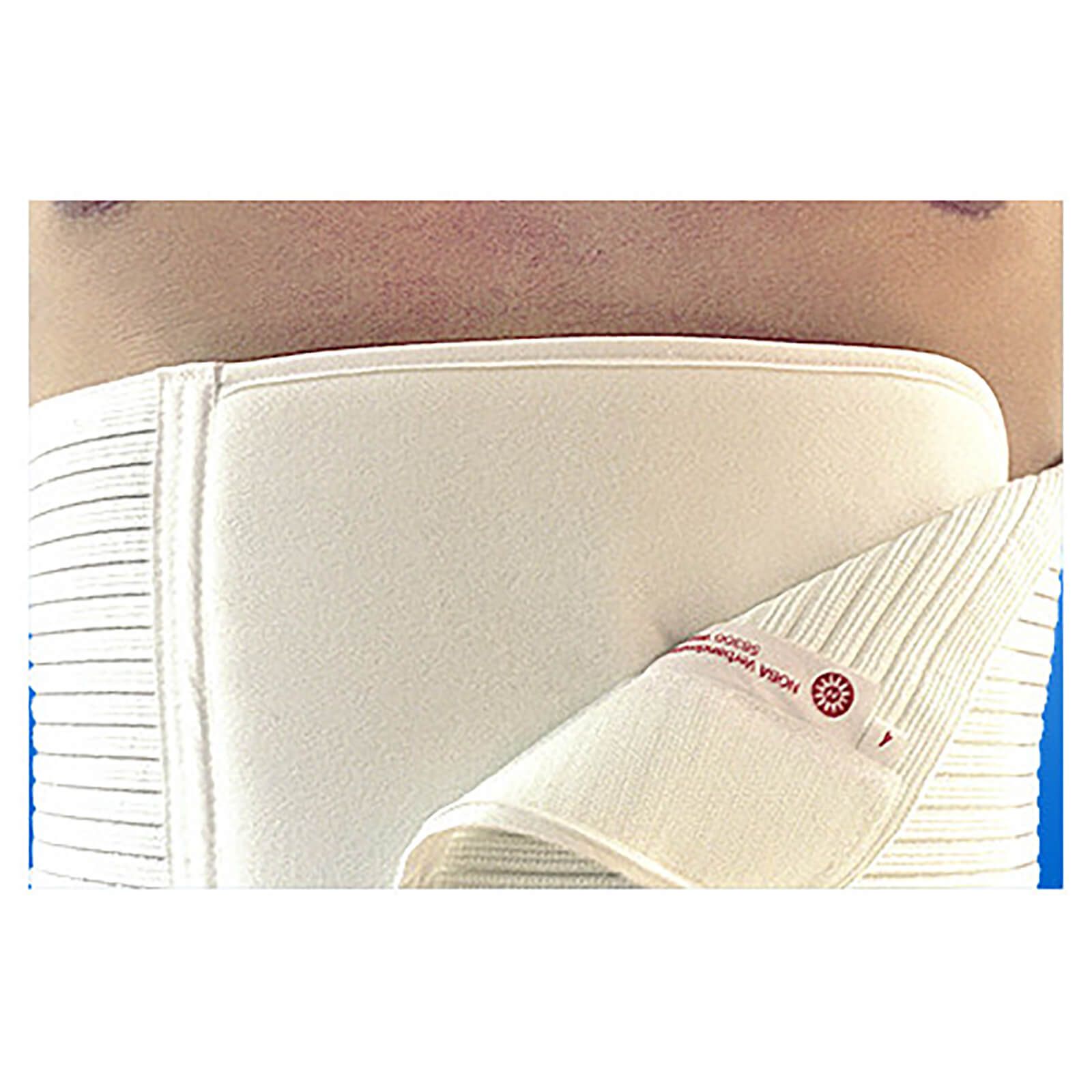 Abdominalverband, weiß, mit Klettverschluss. Auf dem Verband ist ein Logo und Text sichtbar.