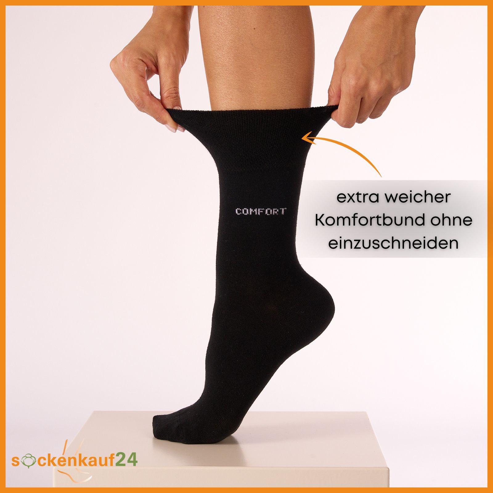 Schwarze Socke wird gedehnt. Aufschrift "COMFORT". Text: "extra weicher Komfortbund ohne einzuschneiden".