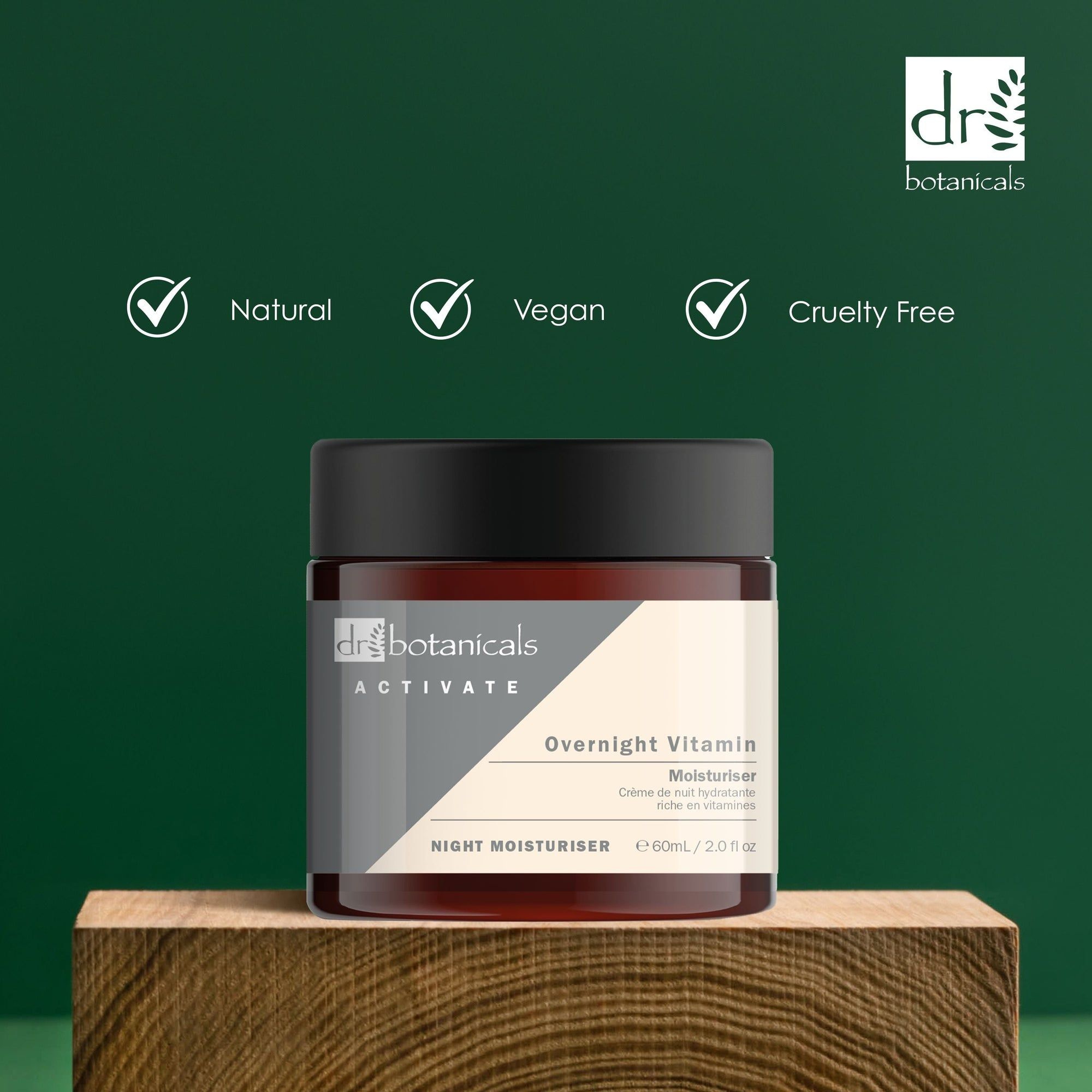 Produkt auf Holzblock. Text: Natural, Vegan, Cruelty Free. Grüner Hintergrund.