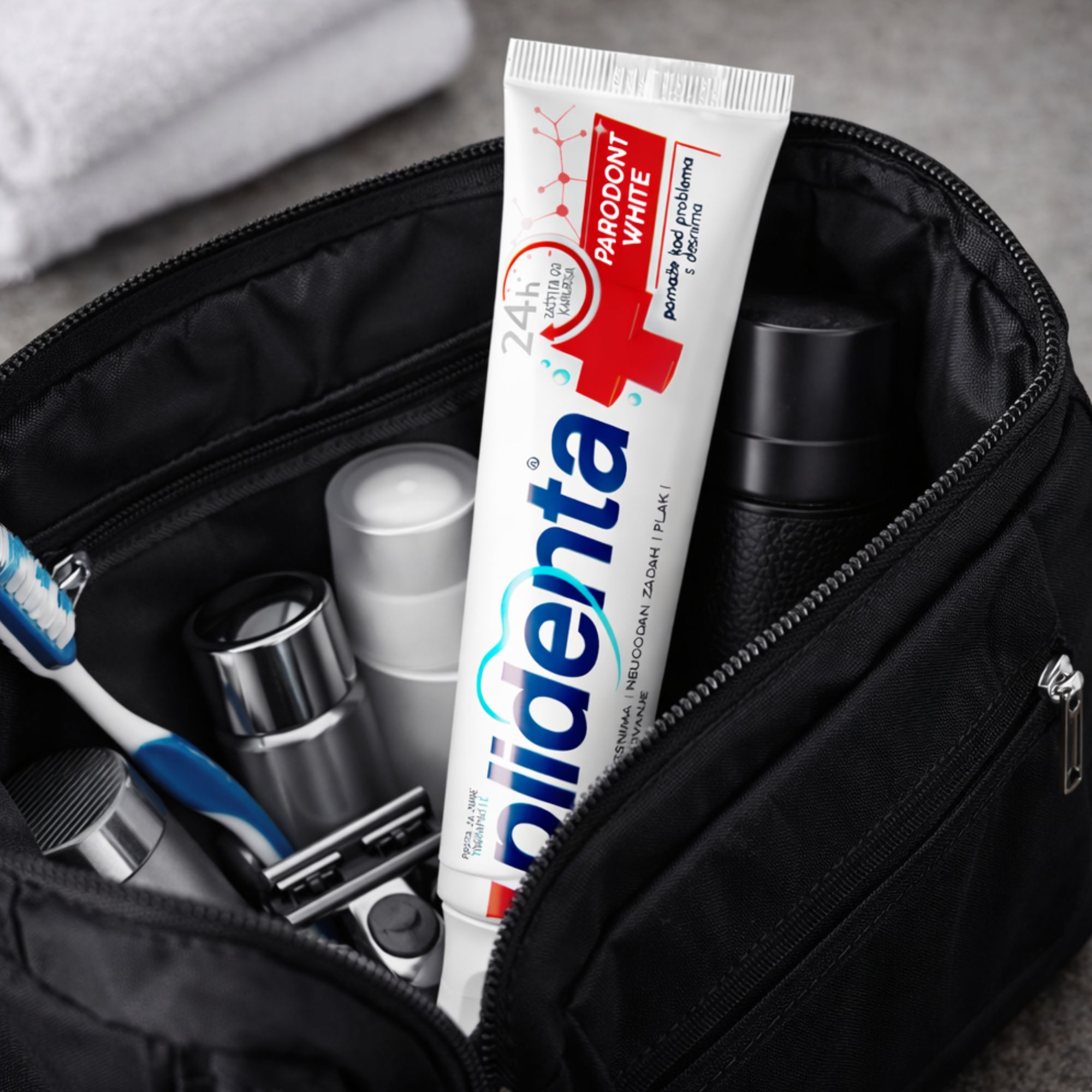 Zahnpasta-Tube in schwarzer Kulturtasche. Text: Plidenta Parodont White. Weitere Pflegeprodukte und Zahnbürste.