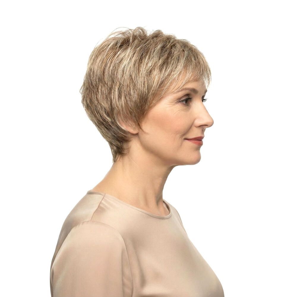 Kurzhaarperücke mit blonden Strähnen. Frau mit beigem Oberteil, Seitenansicht.