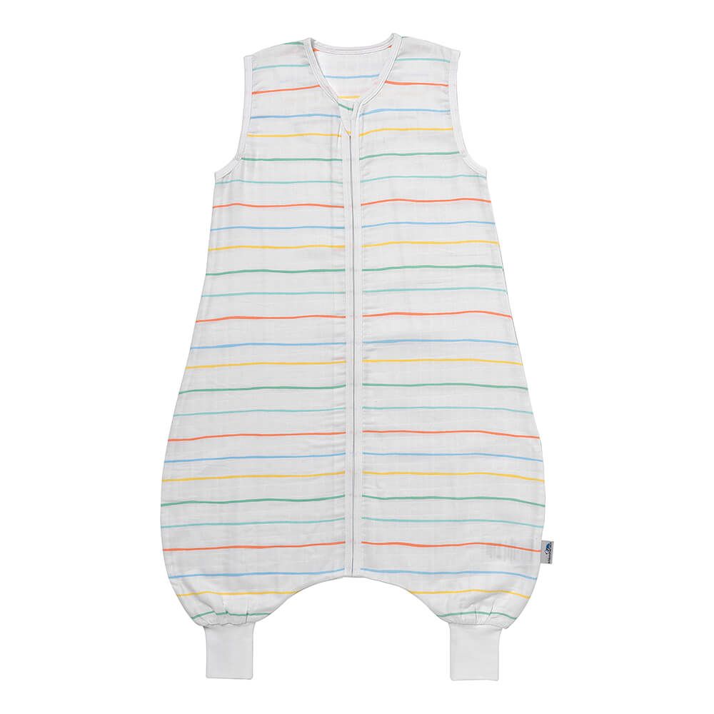Weißer Schlafsack mit Füßen und Regenbogenstreifen. Reißverschluss vorne, Ärmellos. Füße mit Bündchen. Musselin-Material.