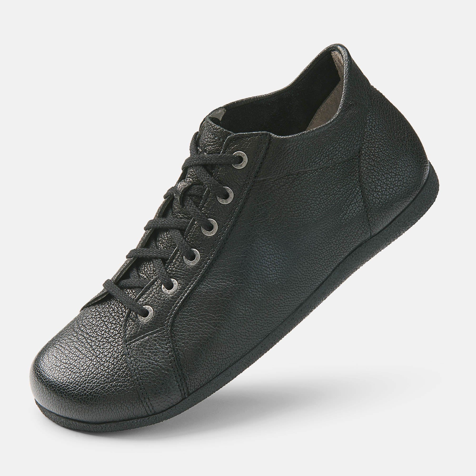 Schwarzer Stiefelette mit Schnürung. Aus Leder. Breite Passform. Schuh schräg gestellt, von der Seite.